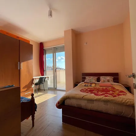 בית אירוח Private - & Mountain Views & Free Parking & Wifi טיראנה