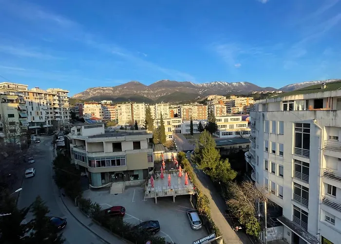 בית אירוח Private - & Mountain Views & Free Parking & Wifi טיראנה