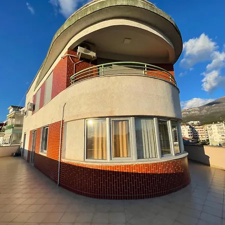 Private - & Mountain Views & Free Parking & Wifi Séjour chez l'habitant Tirana