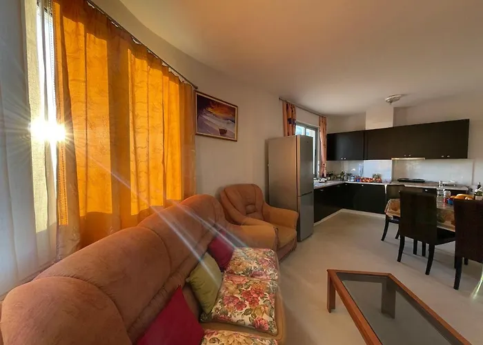 Private - & Mountain Views & Free Parking & Wifi Séjour chez l'habitant Tirana